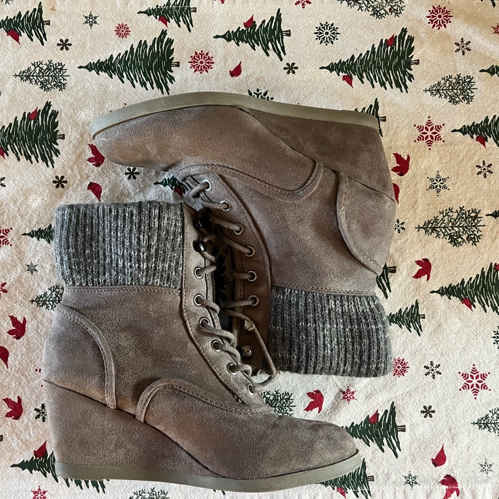 SM size 8 Wedge booties